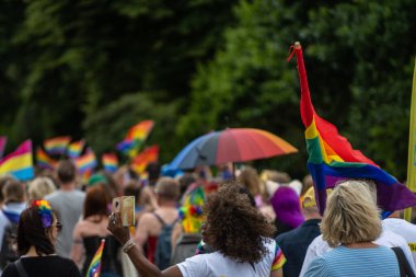 Malm, İsveç - 09 Temmuz 2022: Malm Pride 'ın gökkuşağı bayraklarıyla dolu ana geçit töreni.
