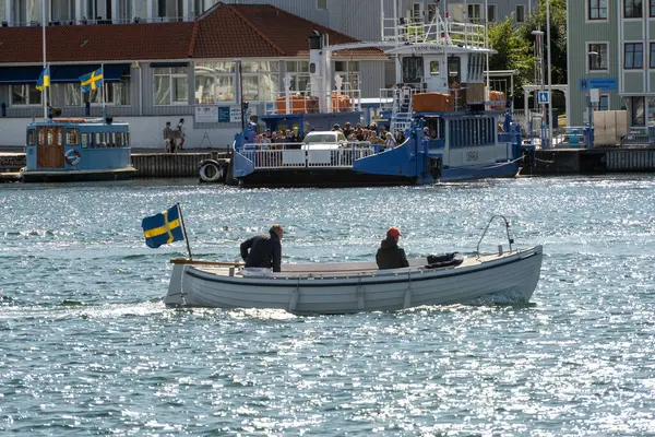 Kungalv Suecia Julio 2022 Barco Plástico Tradicionalmente Formado Que Pasa —  Fotos de Stock