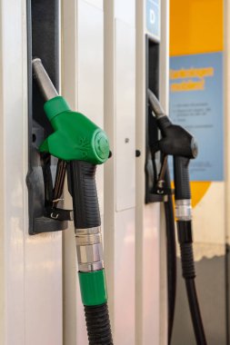 Göteborg, İsveç - 25 Şubat 2023: Benzin istasyonunda yeşil benzin pompası kullanımı.