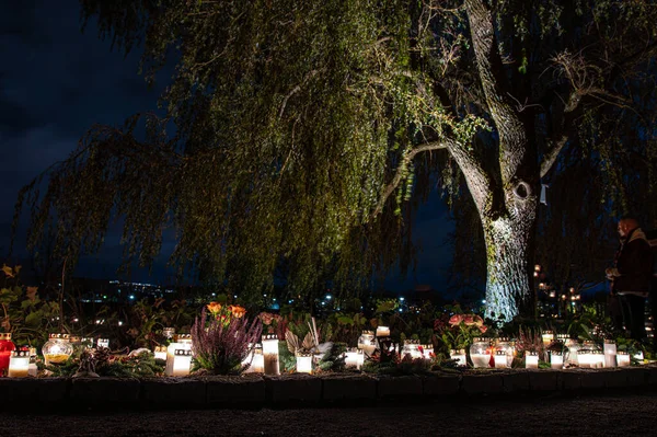 Tüm Azizler Gününde Anıt Mezar Işıkları — Stok fotoğraf