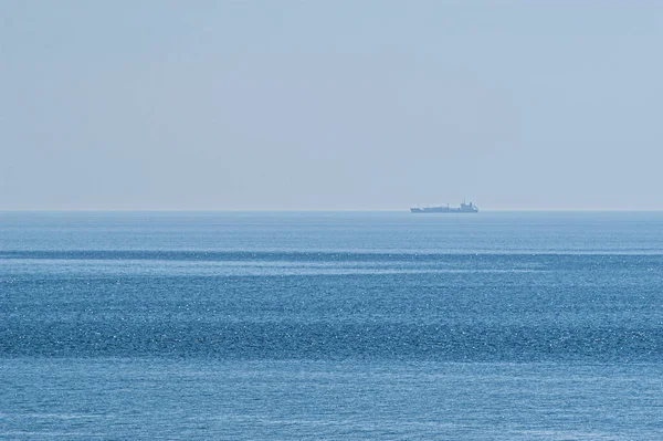 晴れた夏の日に水平線を通る貨物船 — ストック写真