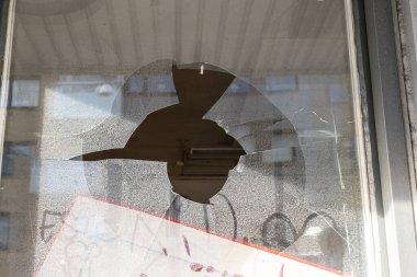 Göteborg, İsveç - 25 Şubat 2023: Kırık ve kirli dükkan penceresi.