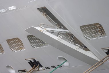 Göteborg, İsveç - 29 Ekim 2022: Bir yolcu gemisinin pruvasından uzanan rampa.