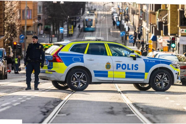 Göteborg, İsveç - 25 Şubat 2023: Polis arabası yan sokaktaki yangında Karl Johans Gatan 'ı engelledi.