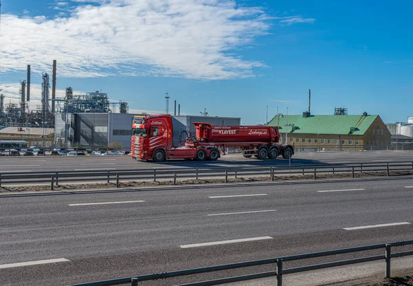 Göteborg, İsveç - 27 Şubat 2023: Büyük kırmızı bir İskandinav kamyonu ve bir otoyolda giden bir çöp kamyonu.