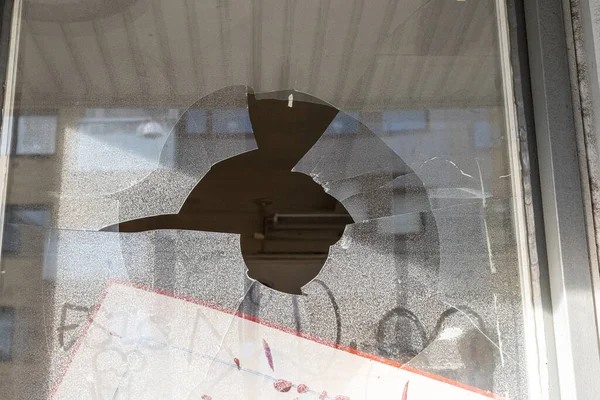 スウェーデンのヨーテボリ 2023年2月25日 壊れて汚い店の窓 ストックフォト