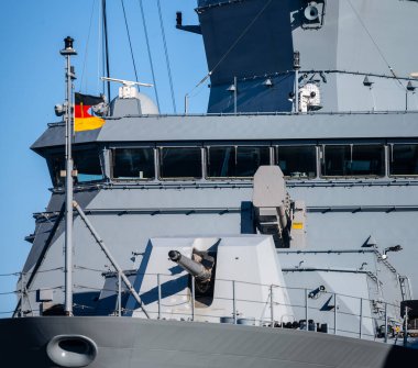 Göteborg, İsveç - 05 Mart 2023: Alman donanma firkateyni F222 Baden-Wurttemberg güvertesinde köprü ve 127 mm Otobreda deniz topu.