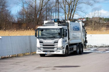 Göteborg, İsveç - 14 Mart 2023: Beyaz arka yük kamyonu bir otoparkta.