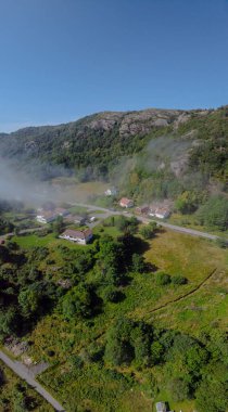 Lindesnes, Norveç - 24 Temmuz 2019: Yaz mevsiminde küçük bir köyde insansız hava aracı fotoğrafı.