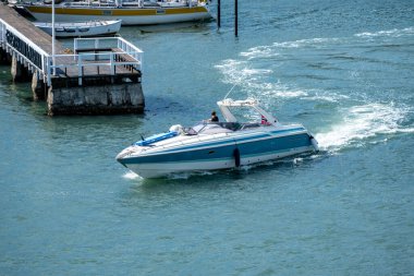 Sandefjord, Norveç - 10 Ağustos 2022: Bir marinadan ayrılan büyük Sunseeker gemisi.