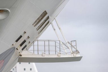 Göteborg, İsveç - 29 Ekim 2022: Bir yolcu gemisinin pruvasından uzanan rampa.