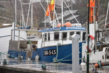 Lindesnes, Norveç - Ocak 04 2023: Stormbryn limanında balıkçı teknesi.