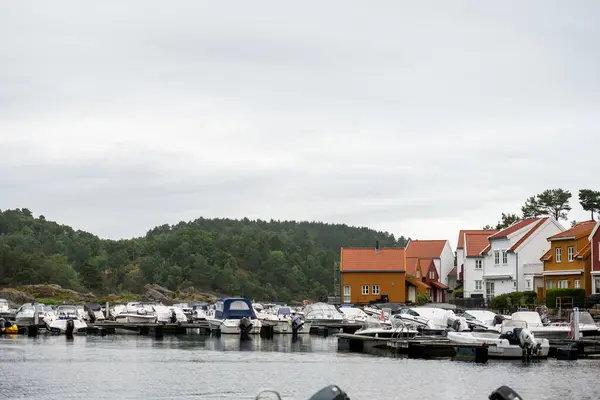 Линдеснес Норвегия Августа 2022 Года Марина Полная Открытых Лодок Дождливый — стоковое фото