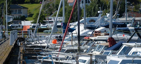 Sandefjord Norvégia Augusztus 2022 Csónakok Egy Hosszú Sorban Egy Kikötőben — Stock Fotó