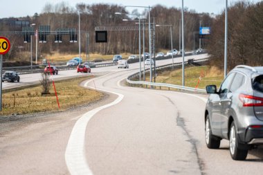 Göteborg, İsveç - 14 Mart 2023: Kar çubuklarıyla kavisli otoyol.