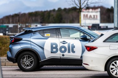 Göteborg, İsveç - 14 Mart 2023: Mavi metalik bir Bolt taksi.