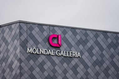 Molndal, İsveç - 19 Mart 2023: Bir alışveriş merkezinin ön cephesinde Molndal Galleria imzası.