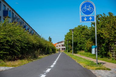 Frederikshavn, Danimarka - 11 Temmuz 2019: Apartmanlar arasında yeni bisiklet yolu.