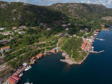 Lindesnes, Norveç - 19 Temmuz 2019: Tekne evleri olan deniz kenarındaki evlerin insansız hava aracı görüntüleri.