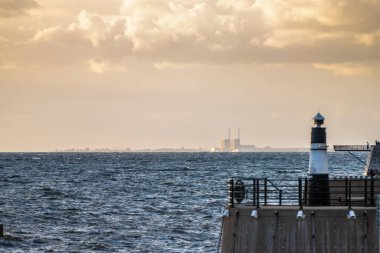Malmö, İsveç - 09 Temmuz 2022: Barseback nükleer enerji santrali ufukta göründü.