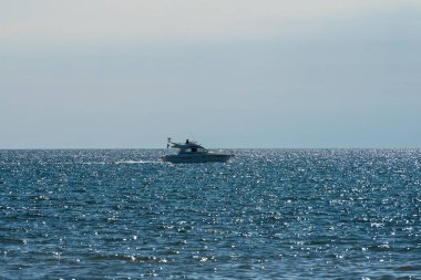 Falkenberg, İsveç - 30 Temmuz 2022: Beyaz kulübe kruvazörü açık okyanusta kuzeye ilerliyor.
