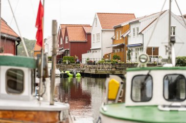 Lindesnes, Norveç - 07 Ağustos 2022: Yazlıkların yanında iki eski ahşap balıkçı teknesi.