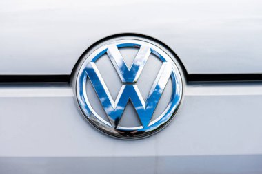 Lindesnes, Norveç - 08 Ağustos 2022: UP arabasının önünde Volkswagen logosu.