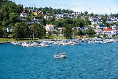 Sandefjord, Norveç - 10 Ağustos 2022: Yelkenli limanın dışında yaz mevsiminde demirledi.