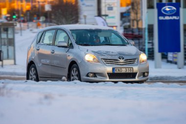 Göteborg, İsveç - 09 Mart 2023: 2010 Karlı bir günde gümüş rengi Toyota Verso.