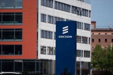 Göteborg, İsveç - 11 Haziran 2022: Ericsson logosu bir ofis binasının yanındaki mavi direkte.