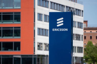 Göteborg, İsveç - 11 Haziran 2022: Ericsson logosu bir ofis binasının yanındaki mavi direkte.