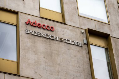 Malmö, İsveç - 09 Temmuz 2022: Logolar Adecco ve Badenoch Clark bir ofis binasında.