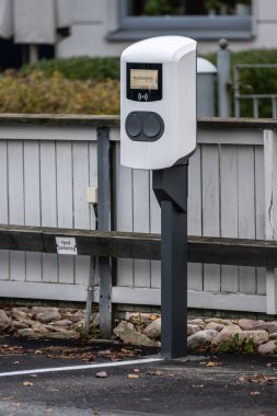 Göteborg, İsveç - 30 Ekim 2022: Otoparka yeni kurulmuş şarj direği.