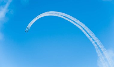 Göteborg, İsveç - 29 Ağustos 2009: İsveç 60. Takım hava gösterisi grubu akrobatik manevralar yapıyor.