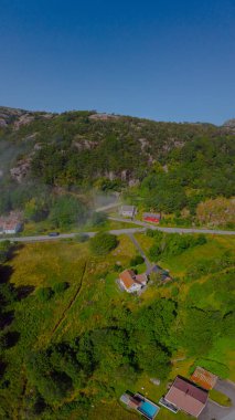 Lindesnes, Norveç - 24 Temmuz 2019: Yaz mevsiminde küçük bir köyde insansız hava aracı fotoğrafı.