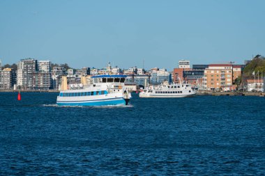 Göteborg, İsveç - 03 Mayıs 2022: Nehirden geçen yolcu feribotları.