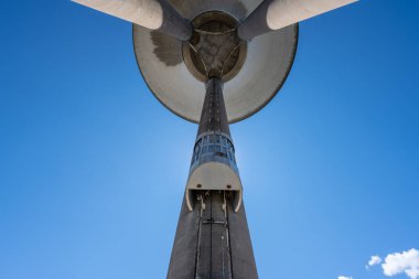 Landskrona, İsveç - 10 Temmuz 2022: Landskrona su kulesinin altına bakıyoruz.