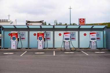 Göteborg, İsveç - 24 Eylül 2022: Circle K benzin istasyonunda dört elektrikli araba şarjı.
