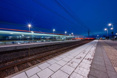 Kungsbacka, İsveç - 22 Ocak 2023: Hede istasyonundan geçen tren.