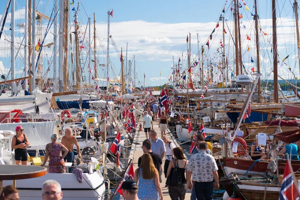 挪威奥斯陆 2014年7月19日 人们在码头观看旧木船 — 图库照片