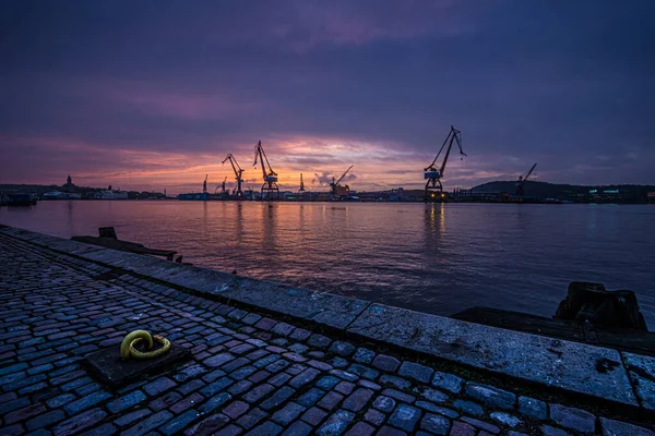 スウェーデンのヨーテボリ 2027年2月15日 美しい夕日の中で古い埠頭と古い埠頭のクレーン — ストック写真