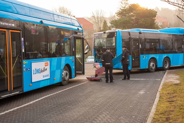 Gothenburg Suède Mars 2022 Les Conducteurs Autobus Inspectent Les Dommages — Photo