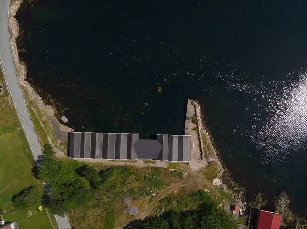 Lindesnes, Norveç - 24 Temmuz 2019: Bir körfezdeki uzun bir tekne evinin insansız hava aracı fotoğrafı.