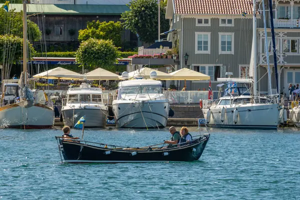 Kungalv Suécia Julho 2022 Pessoas Navegando Barco Aberto Frente Barcos — Fotografia de Stock