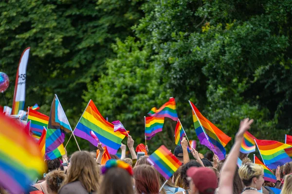 Malmö Juli 2022 Huvudparaden Malmö Pride Fylld Med Regnbågsflaggor — Stockfoto