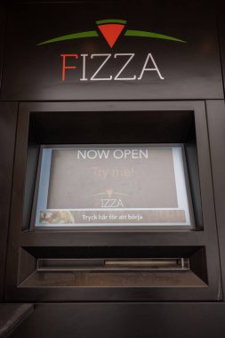 Göteborg, İsveç - 07 Mart 2023: Otomatik self servis pizza restoranı.