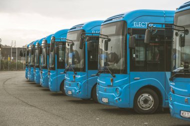 Göteborg, İsveç - 25 Mart 2023: Bir depoda uzun sıra mavi elektrikli otobüs.