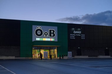 Göteborg, İsveç - 27 Mart 2023: ooB Bir deponun ön cephesindeki tabelada.