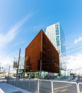 Göteborg, İsveç - 09 Ekim 2020: Gamlestadstorget 'teki Varldslitteraturhuset kütüphanesi eşsiz bir mimari ifadeye sahiptir.