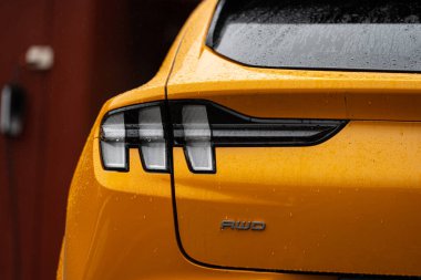 Lindesnes, Norveç - 07 Ağustos 2022: Siber turuncu Ford Mustang Mach-E GT elektrikli SUV 'nin arka ışıkları .